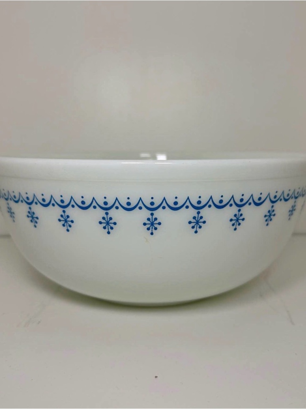 Pyrex 404 White Milk Glass Blue Snowflake Garland Round Bowl, Oven Safe - Picture 2 of 4